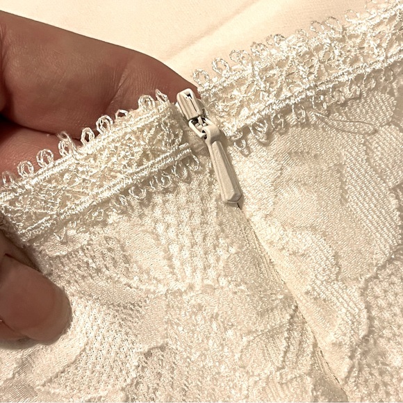 🌹NEW🌹White Lace Overlay Keyhole Back Elegant Feminine Size 12 Wedding Dress - Picture 12 of 13